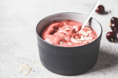 Sağlıklı vegan kahvaltı kase. Çilek kiraz smoothie 