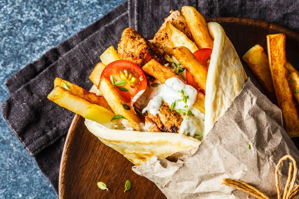 Gyros souvlaki tavuk, patates ile pide ekmek sarar