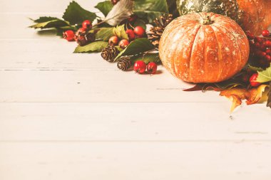 Sonbahar kompozisyonu. Sonbahar yaprakları, çilek ve kabak 