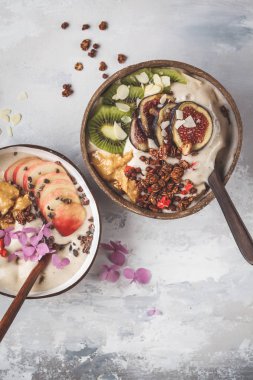 Hindistan cevizi kabuğu kase ile meyve ve granola ile Smoothie kase 