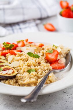 Çilek ve incir ile Quinoa kahvaltı lapası 
