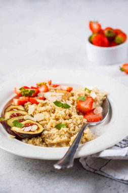 Çilek ve incir ile Quinoa kahvaltı lapası