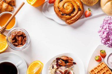 Yulaf ezmesi, waffle, kruvasan ve meyve ile kahvaltı masası