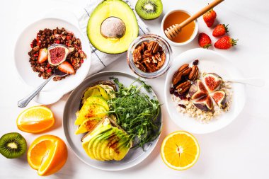 Avokado tost, yulaf ezmesi, meyve ile Vegan kahvaltı masası