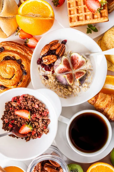 Yulaf ezmesi, waffle, kruvasan ve meyve ile kahvaltı masası. 