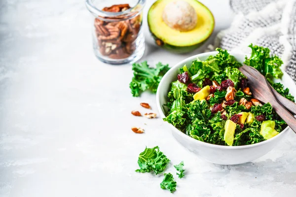 Salada de couve verde com cranberries e abacate em tigela branca . — Fotografia de Stock