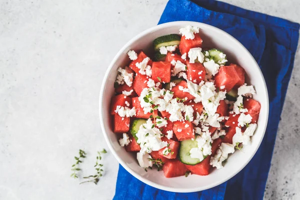 Ensalada de sandía, pepino y queso feta en tazón blanco — Foto de Stock