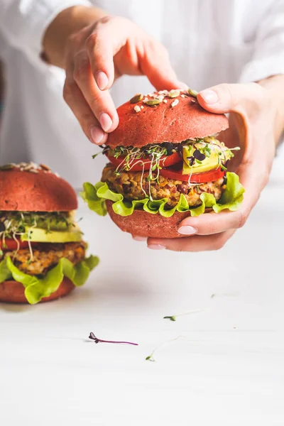 Kochen rosa vegane Burger mit Bohnen Schnitzel, Avocado und Sprossen — Stockfoto