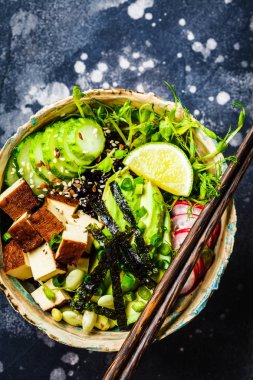 Avokado, siyah pirinç, füme tofu, sebze ile Poke kase
