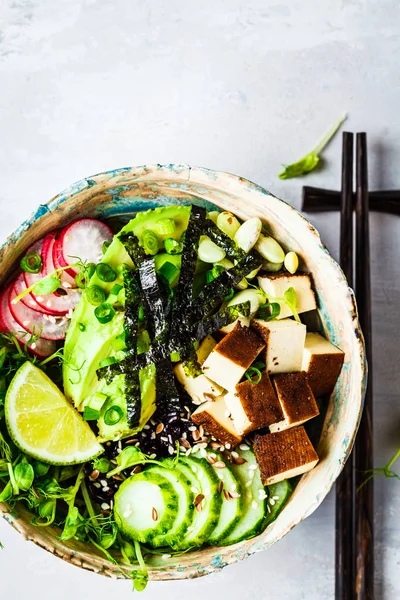 Poke bowl con aguacate, arroz negro, tofu ahumado, frijoles —  Fotos de Stock