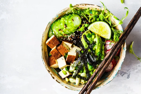 Poke Bowl met avocado, zwarte rijst, gerookte tofu, bonen — Stockfoto