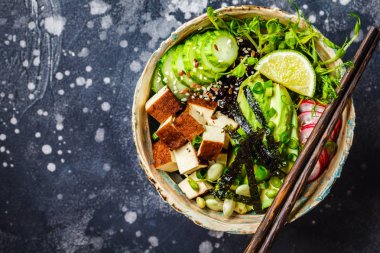 Avokado, siyah pirinç, füme tofu, sebze ile Poke kase