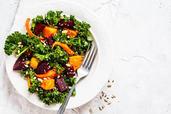 Boerenkool salade met gebakken groenten in witte plaat. — Stockfoto