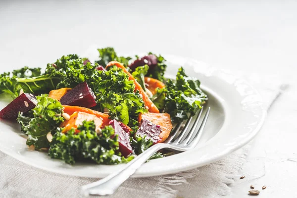 Boerenkool salade met gebakken groenten in witte plaat. — Stockfoto