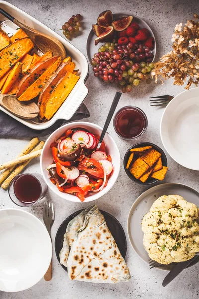 Puesta plana de comida vegana: batata al horno, coliflor, fruta — Foto de Stock