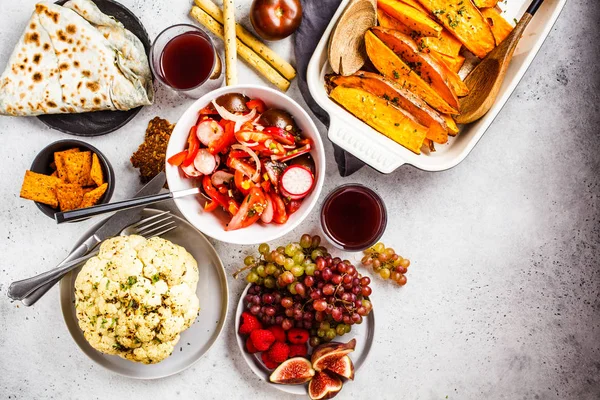 Puesta plana de comida vegana: batata al horno, coliflor, frutas — Foto de Stock