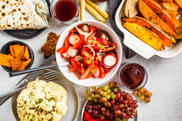 Puesta plana de comida vegana: batata al horno, coliflor, frutas — Foto de Stock