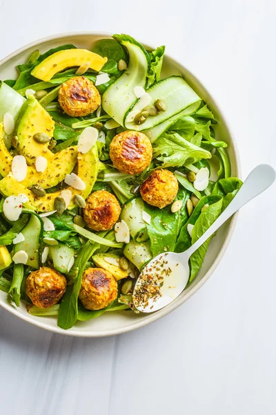 Salad vegetarian dengan bakso kacang, alpukat dan mentimun — Stok Foto