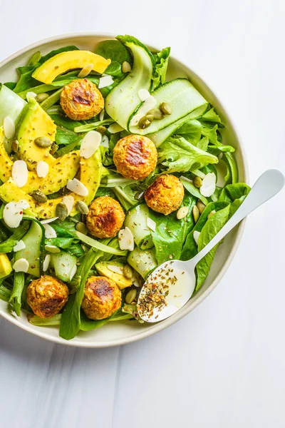 Fasulye köfte, avokado ve salatalık ile Vegan salata