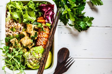 Sağlıklı vejetaryen yemeğiyle beslenme çantası. Pirinçli Bento kutusu, tatlı po.