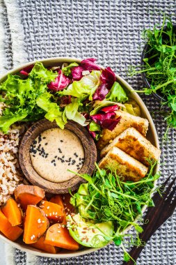Tofulu Buda kasesi, avokado, pilav, fidanlar, tatlı patates 