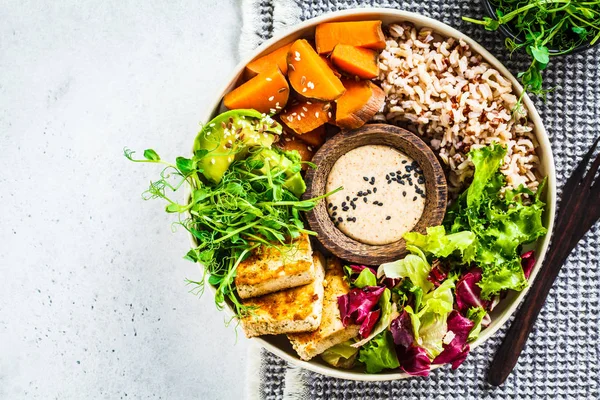 Buddhova miska s tofu, avokádem, rýží, sazenicemi, sladkými bramborami — Stock fotografie