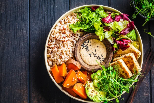 Tofulu Buda kasesi, avokado, pilav, fidanlar, tatlı patates 