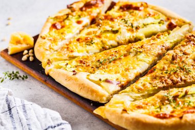 Kabaklı, peynirli ve fındıklı vejetaryen pizza. Sağlıklı yiyecekler.