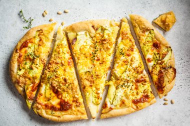 Kabaklı, peynirli ve fındıklı vejetaryen pizza.. 