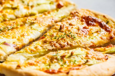 Kabaklı, peynirli ve fındıklı vejetaryen pizza.. 