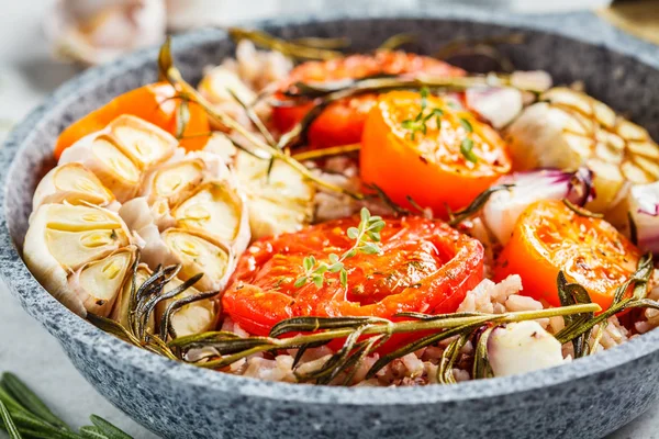 Pieczone pomidory z brązowym ryżem na patelni. Wegańska koncepcja żywności. — Zdjęcie stockowe