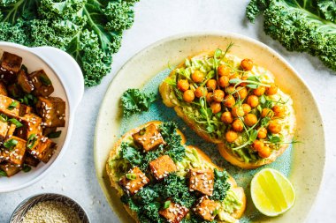 Guacamole, tofu, nohut ve filizli vejetaryen sandviçi.