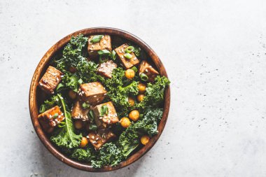 Lahanalı teriyaki tofu salatası ve ahşap kasede nohut.