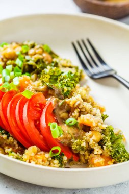 Nohut, tatlı patates ve taze domatesli vejetaryen güveç. 