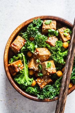 Lahanalı teriyaki tofu salatası ve ahşap kasede nohut..