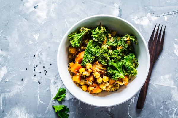 Veganer Eintopf mit Kichererbsen, Süßkartoffeln und Grünkohl in weißer Schüssel — Stockfoto