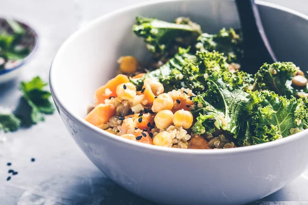 Veganer Eintopf mit Kichererbsen, Süßkartoffeln und Grünkohl in weißer Schüssel. — Stockfoto