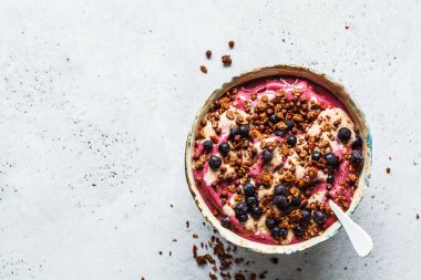 Fıstık ezmeli ve tahıllı meyve suyu kasesi.. 