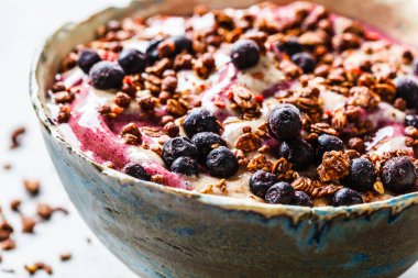 Fıstık ezmeli ve tahıllı meyve suyu kasesi.. 