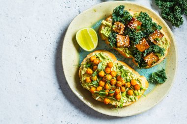 Guacamole, tofu, nohut ve filizli vejetaryen sandviçi.