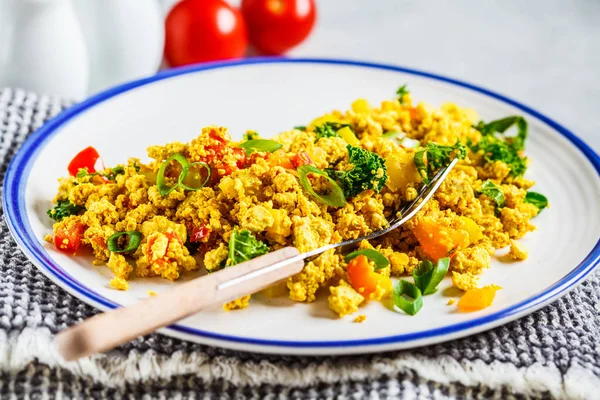 Beyaz tabakta sebzelerle çırpılmış soya peyniri.. 