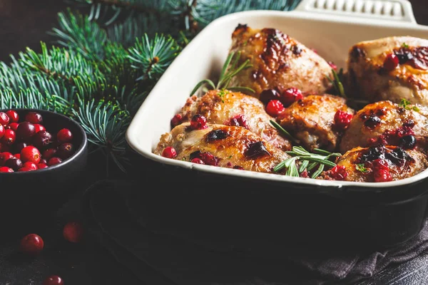 Weihnachtsessen. gebackenes Hühnerfleisch mit Preiselbeeren und Rosmarin — Stockfoto