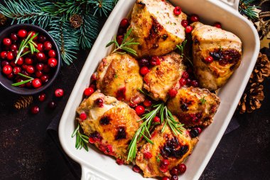 Noel yemeği. Kızılcık ve biberiyeli fırında tavuk eti.
