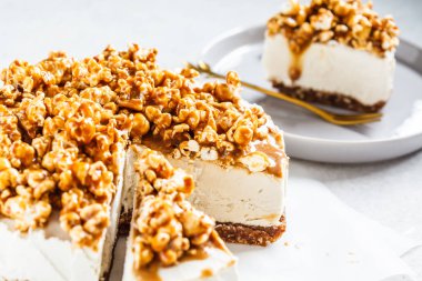 Çiğ vejetaryen kaju peynirli kek ve patlamış mısır.. 