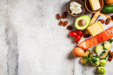 Keto diyet gıda konsepti. Balık, yumurta, peynir, fıstık, tereyağı 