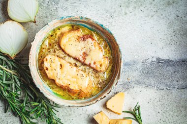 Fransız geleneksel soğan çorbası baget ve peynirli seramik kasede.