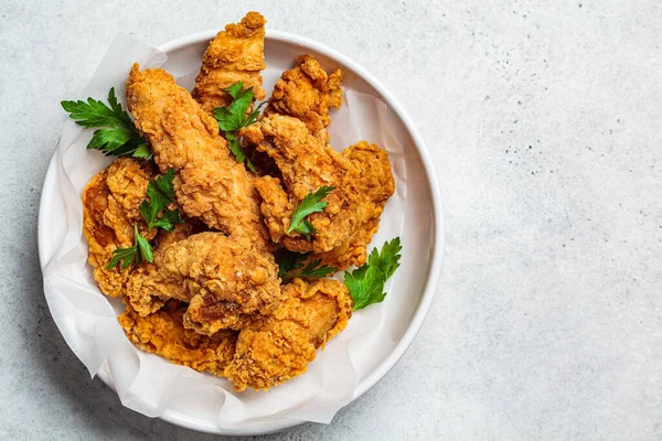 Beyaz kasede kızarmış tavuk, üst manzara..