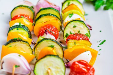 Gri dikdörtgen tabakta ızgara sebzeler. Vejetaryen gıda konsepti.