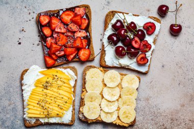 Muzlu, mangolu, kirazlı ve çilekli farklı meyveli tostlar..