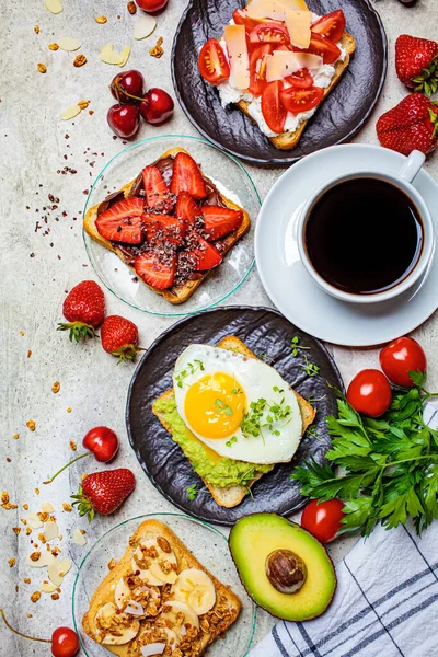 Frühstück Verschiedene Toasts Mit Beeren Käse Und Obst Heller Hintergrund — Stockfoto